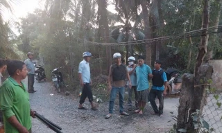 Vây bắt đối tượng đánh đập cha và anh ruột rồi cầm dao cố thủ