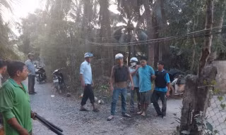 Vây bắt đối tượng đánh đập cha và anh ruột rồi cầm dao cố thủ