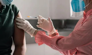 Nếu bạn bị nhiễm biến thể Omicron, có nên tiêm mũi vắc xin tăng cường? 