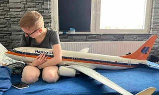 Cô gái trẻ mê máy bay và muốn cưới máy bay Boeing 737 làm chồng 