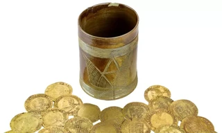 Phát hiện kho tiền vàng dưới sàn gỗ nhà bếp ở Anh và bí mật chưa có lời giải