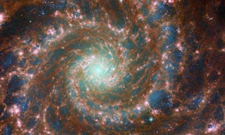 NASA công bố hình ảnh mới đẹp choáng váng về Thiên hà Bóng ma 