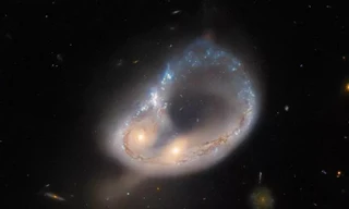 Hai thiên hà va chạm trực diện tạo ra vòng tròn tuyệt đẹp 