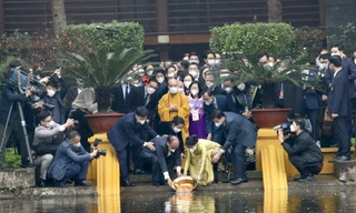 Chủ tịch nước cùng các kiều bào thả cá truyền thống tại Ao cá Bác Hồ