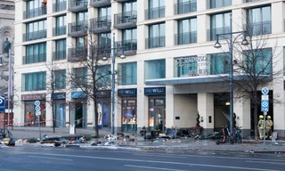 Vỡ thuỷ cung khổng lồ chứa 1.500 con cá, 2 người bị thương 