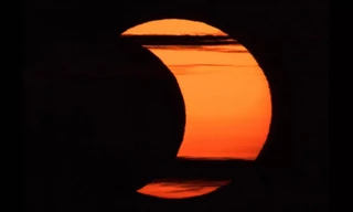 Ngày mai diễn ra Nhật thực cuối cùng của năm, Việt Nam xem vào lúc mấy giờ?