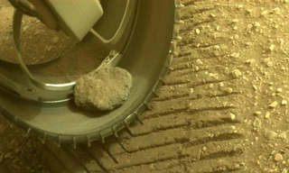 Cục đá sao Hoả rơi vào bánh xe tàu thám hiểm 