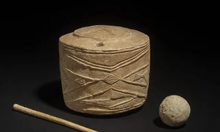 Phát hiện tác phẩm điêu khắc bằng phấn 5.000 năm trong mộ của ba đứa trẻ thời kỳ đồ đá 