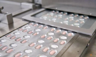 Anh sử dụng thuốc viên của Pfizer điều trị COVID-19 từ tháng 2