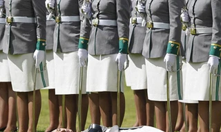 Ngất vì đồng phục quá dày