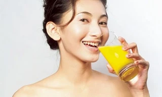 Uống nhiều nước là cách hữu hiệu giúp bạn “tẩy” mùi cơ thể. Ảnh minh họa