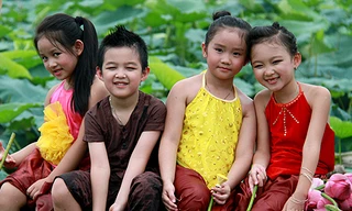 Dàn mẫu nhí hồn nhiên bên hoa Sen