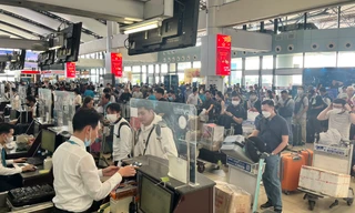 Sân bay Nội Bài đông nghịt ngày mùng 5 Tết