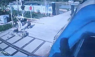 Thót tim xem nữ công nhân gác chắn kéo người trước mũi tàu hoả 