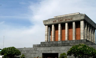 Thanh niên kiều bào viếng lăng Bác