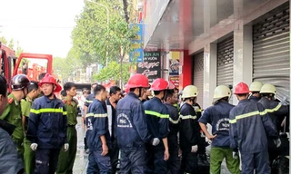 Lực lượng PCCC phá cửa cuốn