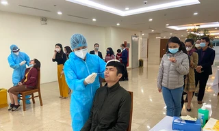 Dân văn phòng Hà Nội xếp hàng lấy mẫu xét nghiệm COVID-19 trong ngày đầu đi làm