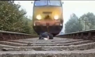 'Tự sướng' trên đường ray tàu hỏa