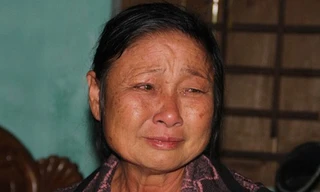 Nghĩ đến những ngày tháng đắng cay tủi nhục gần 17 năm qua, bà Bùi Thị Hồng Nhân không cầm được nước mắt