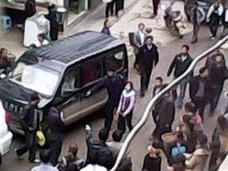 Ảnh chụp từ clip cho thấy thiếu nữ bị còng tay diễu phố