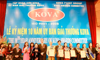 Phó Chủ tịch nước Nguyễn Thị Doan trao giải thưởng Kova cho những tập thể xuất sắc