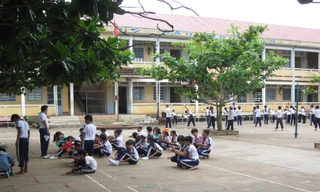 Học sinh trường THCS Kế Sách trong tiết học thể dục