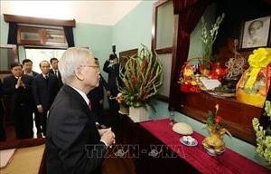 Tổng Bí thư, Chủ tịch nước Nguyễn Phú Trọng dâng hương tưởng niệm Chủ tịch Hồ Chí Minh. Ảnh: TTXVN