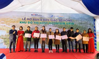 Đại diện chủ đầu tư trao sổ hồng cho cư dân.