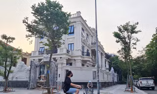 Cận cảnh biệt thự nhà giàu 'cơi nới' phá vỡ quy hoạch trong khu đô thị ở Hà Nội