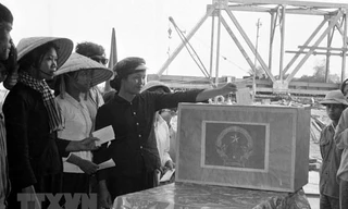 Công nhân Công ty Đường sắt 773 (Liên hiệp xí nghiệp cục Công trình 1-Bộ Giao thông Vận tải) đang xây dựng cầu Yên Xuân (Nghệ Tĩnh), tham gia bầu cử Quốc hội khóa VI tại công trường. (Ảnh: Lan Xuân/TTXVN)