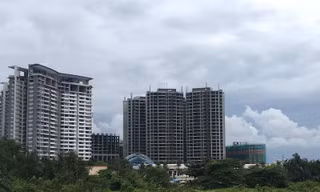 Hàng 'chất đống' nhưng giá BĐS vẫn không giảm
