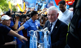 Đại diện CLB Manchester City cựu trung vệ Joleon Lescott tặng áo đấu có chữ ký của tiền vệ cánh Riyad Mahrez, cầu thủ đắt giá nhất lịch sử của đội chủ sân Etihad cho ông bầu Đỗ Quang Hiển