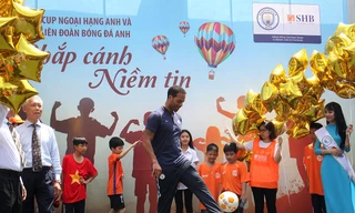 Cúp ngoại hạng Anh đến với trẻ em Làng SOS