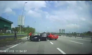 Không cài dây an toàn, hai cậu bé văng khỏi ô tô sau va chạm