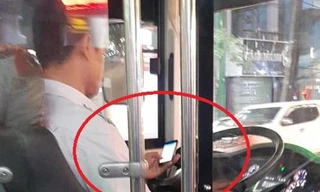 Hoảng hồn tài xế xe buýt vừa lái xe vừa dùng điện thoại