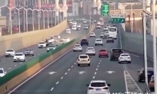 Bị ô tô đâm, SUV lộn nhiều vòng trên cầu vượt