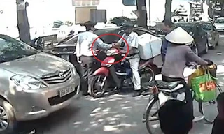 Va chạm khi tham gia giao thông, tài xế ôtô chủ động bắt tay làm hòa 