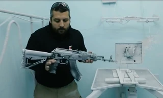 Súng AK Nga vẫn khai hỏa mãnh liệt dù bám đầy bụi và cát sâu bên trong