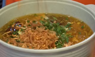 Bỏ nghề dược, chàng trai bán bánh canh 'khổng lồ'