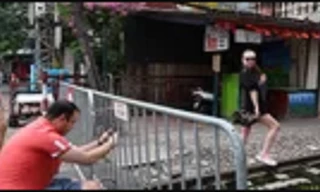 Khách Tây chụp ảnh đường tàu qua rào chắn