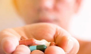 Chàng trai co giật vì dùng 3 hộp thuốc giảm đau mỗi ngày