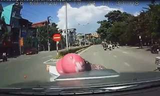 Chạy xe tốc độ cao trong phố, ô tô tông trúng nữ sinh đi xe đạp điện sang đường
