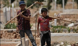 Những đứa trẻ đào mộ ở mảnh đất chết chóc, nguy hiểm nhất hành tinh