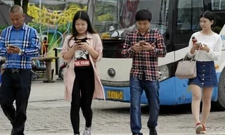 Phạt tiền người vừa sang đường vừa xem điện thoại