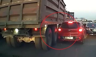 Ô tô va quệt vào xe ben vì cố chen lấn trên đường