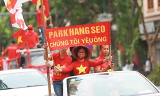 Cổ động viên khuấy động đường phố trước trận đấu UAE