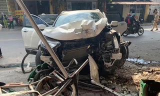 Ô tô 'ủi bay' hàng loạt xe máy, lao thẳng vào nhà dân bên đường