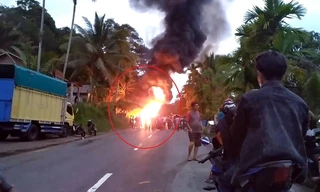 Xe bán tải chở xăng bốc cháy ngùn ngụt trên cao tốc