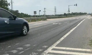 ‘Luống cày’ trên đường dẫn cao tốc Đà Nẵng - Quảng Ngãi