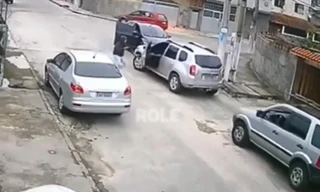 Thanh niên ‘nhọ’ nhất năm, vác súng đi cướp ô tô nhưng không biết lái xe